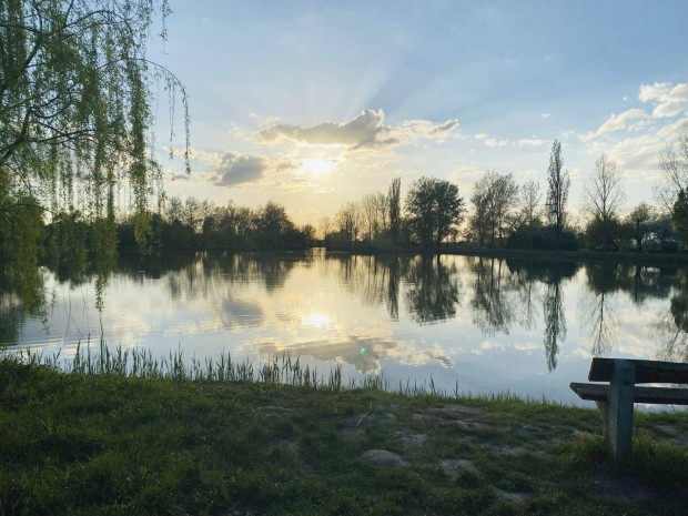 V�zparti duplatelek elad� Vasas horg�szt� �d�l�r�sz�n!