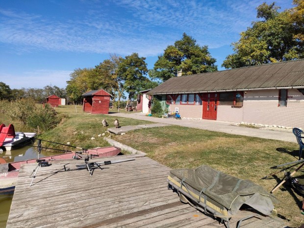 V�zparti h�z, horg�szt�val