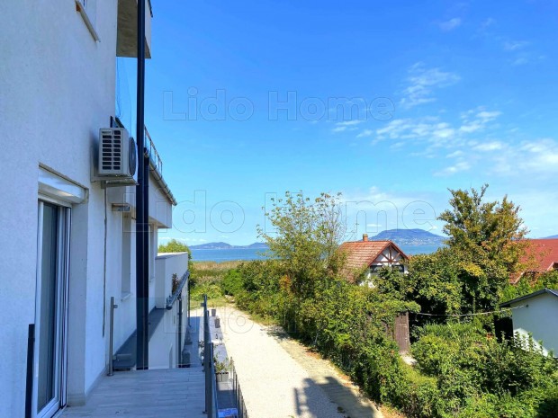 V�zparti lak�s Balatonfenyvsen