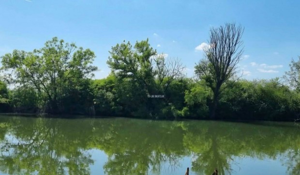 V�zparti telek a Holt-K�r�s�n