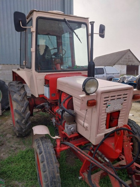 Vlagyimirec T25 traktor mszakival,tololapal elado