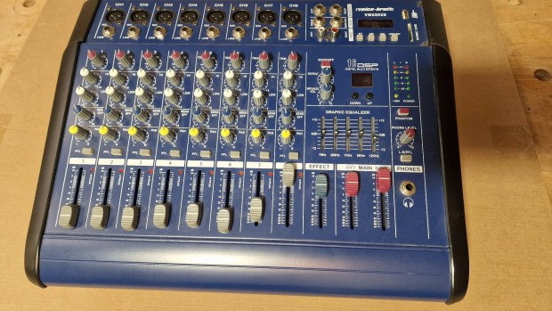 Voice Kraft 8 csatornás keverő 2x200W erősítő effektprocesszor