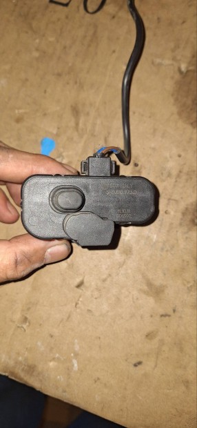 Volkswagen 5n0810773d cikkszámú tank ajtózár