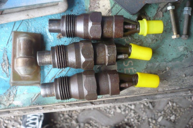 Volkswagen Audi 3 db porlasztó plusz egy csúcs egyben 12 e