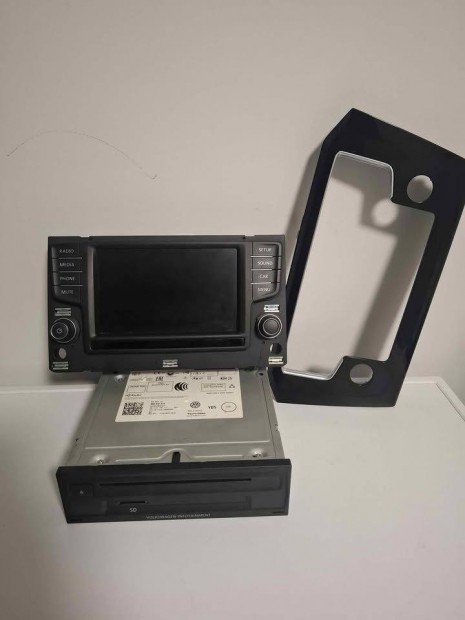 Volkswagen B8 Passat Kijelz + Fejegysg