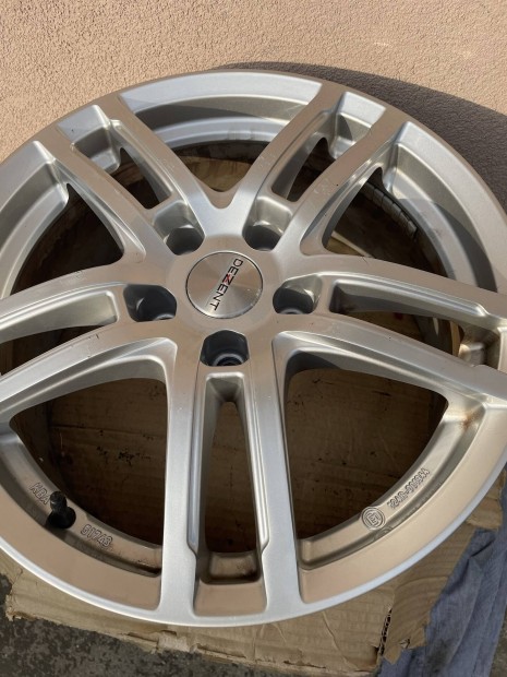 Volkswagen Dezent 17 zoll alufelni gumi nélkül.