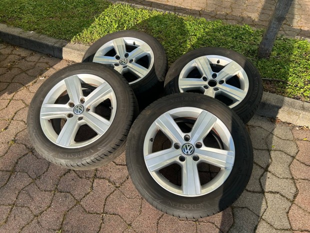 Volkswagen Golf 7 16 alufelni nyári gumikkal