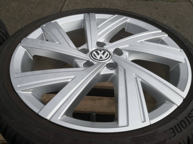 Volkswagen Golf 8 "Bergamo" 18-as gyári alukerék