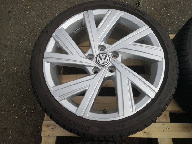 Volkswagen Golf 8 gyári 18-as Bergamo