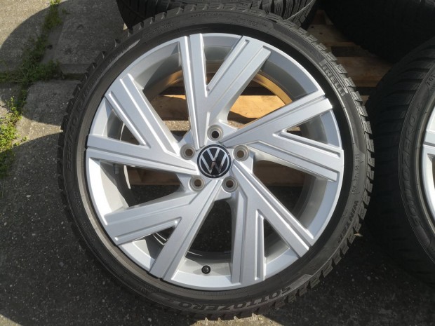 Volkswagen Golf 8 gyri "Bergamo" 18-as tlikerk