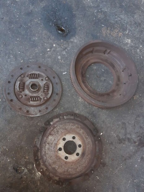 Volkswagen Golf IV Kuplung Szett + Egyt�meg� Lendker�k