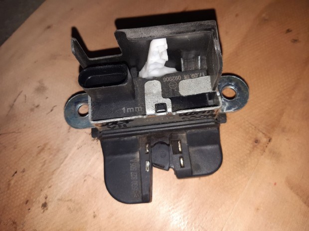 Volkswagen Golf VII Csomagt�rajt� Z�r + K�zpontiz�r Motor