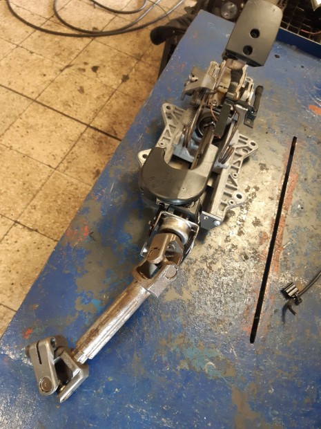 Volkswagen Golf V Korm�nyoszlop