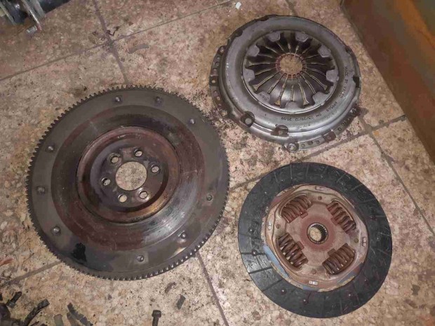 Volkswagen Golf V Kuplung Szett + Egyt�meg� Lendker�k