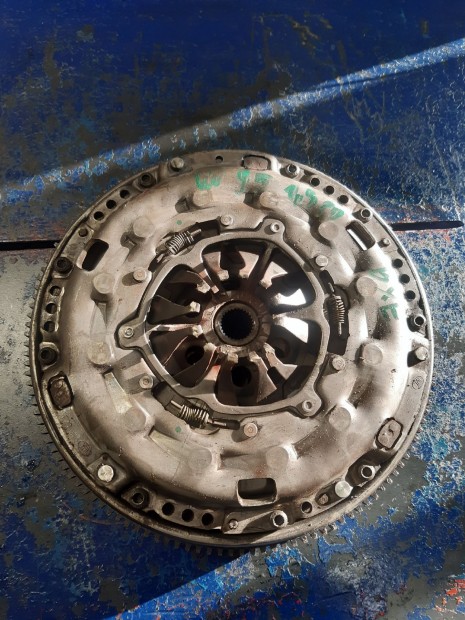 Volkswagen Golf V Kuplung Szett + Kett�st�meg� Lendker�k