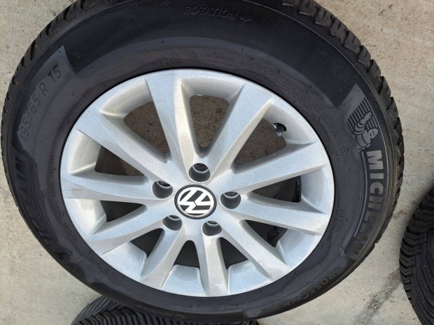 Volkswagen Golf gyári alufelni, négyévszakos gumival