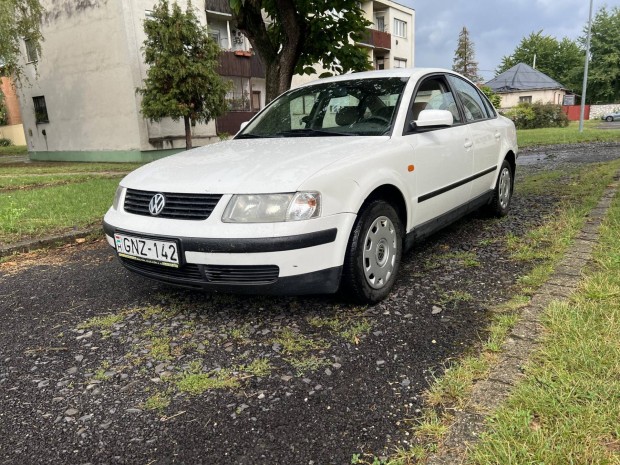 Volkswagen Passat 1.6 Comfortline Vonóhorog.4 E...