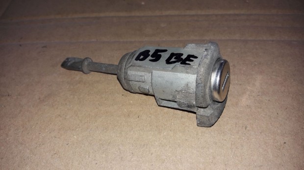 Volkswagen Passat B5 96-00 Bal Első Ajtó Zárbetét