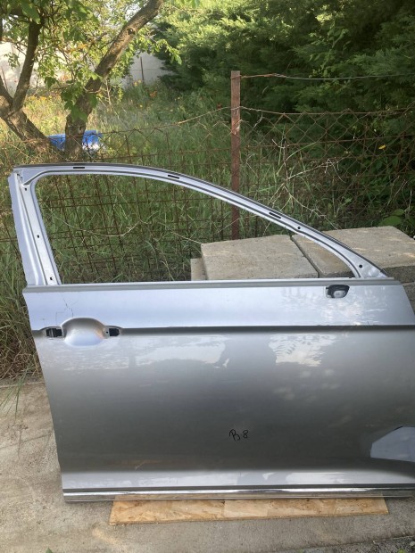 Volkswagen Passat B8 jobb első ajtó krómcsíkkal