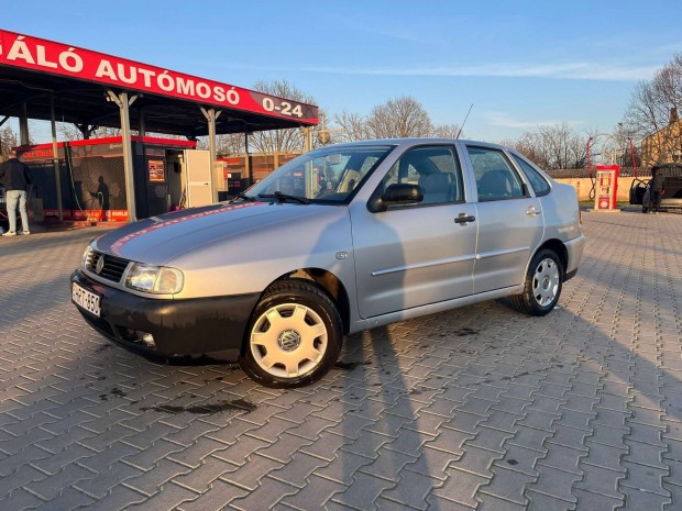 Volkswagen Polo Classic 1.4 16V (75Le) (AUA)