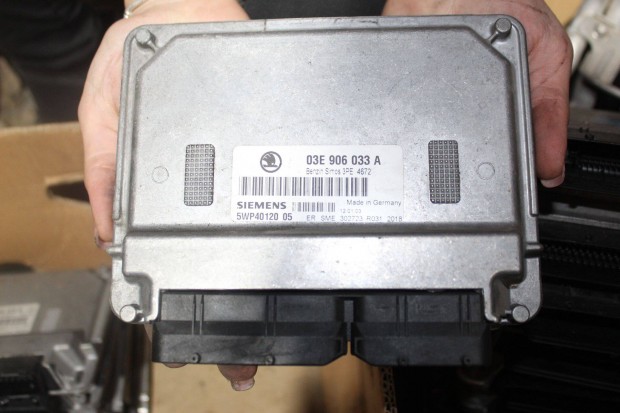 Volkswagen Polo IV Motorvezérlő 03e906033a