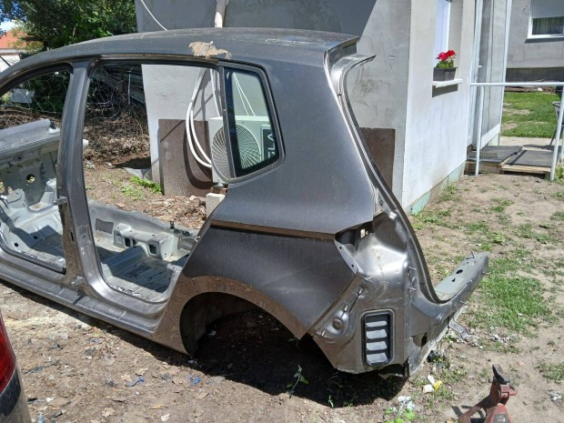 Volkswagen Sportsvan bal hátsó negyed, sárvédő