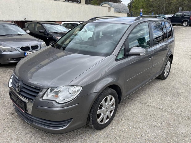 Volkswagen Touran 1.6 Conceptline 7 szemly! Na...