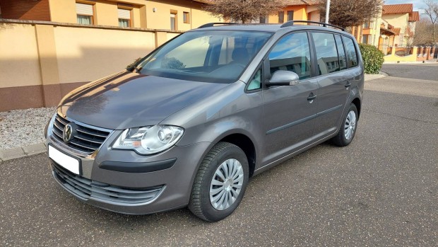 Volkswagen Touran 1.6 Trendline 7 Szemly Digit...