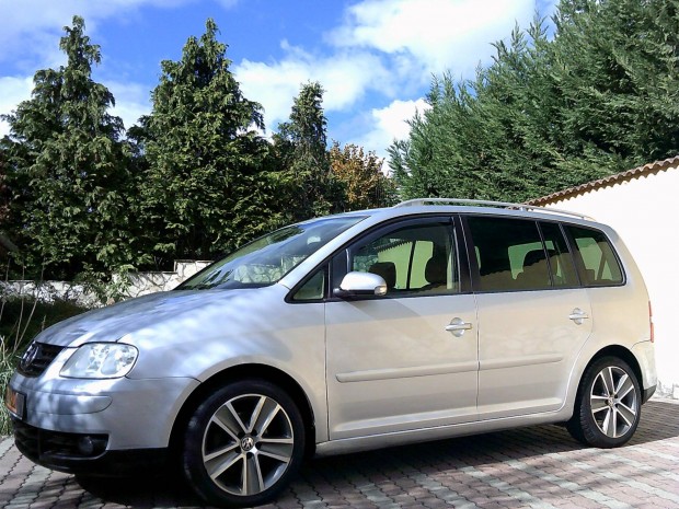 Volkswagen Touran 2.0 FSI Highline Végig karban...