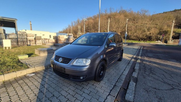 Volkswagen Touran 2.0 FSI Trendline 7 f�s csal�...