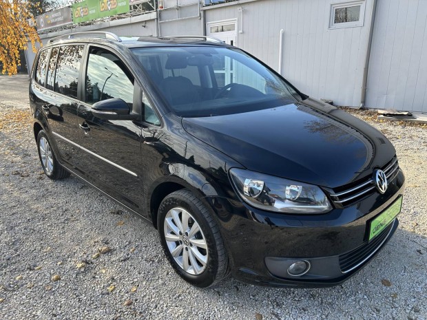 Volkswagen Touran 2.0 PD TDI Highline Szervizknyv