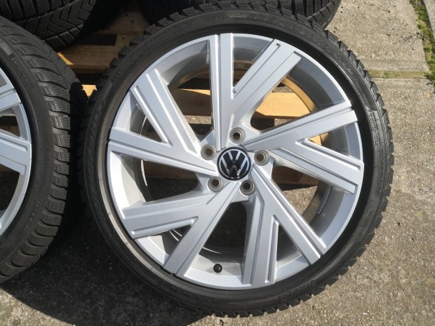 Volkswagen "Bergamo" 18-as Golf 8 télikerék