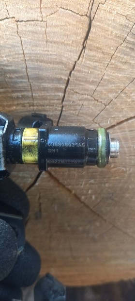 Volkswagen golf 5 1.4 16v injektor 