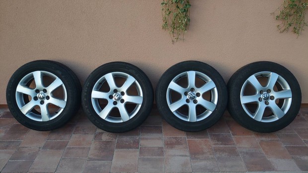 Volkswagen gyári 15 colos alufelni, 195/55 R15 gumival eladó.