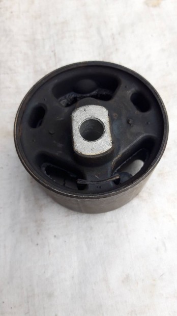 Volkswagen motortartó gumibak Golf,Jetta,Passat,Caddy,Scirocco hoz új