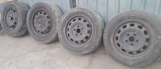 Volkswagen stb 5x112-es 15-�s lemezfelni nem �rk�pz� gumikkal elad�