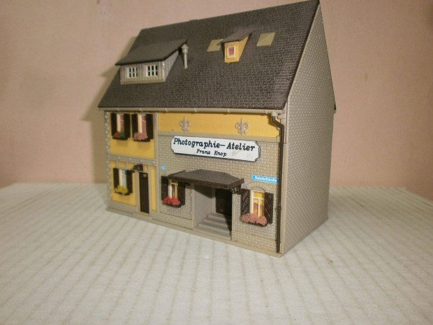 Vollmer -városi lakóház üzlettel 1:87 - ( F-68)
