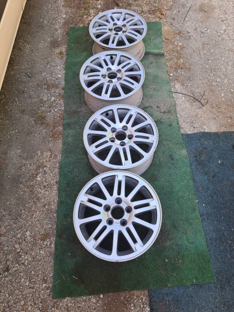 Volvo 15 colos felni.