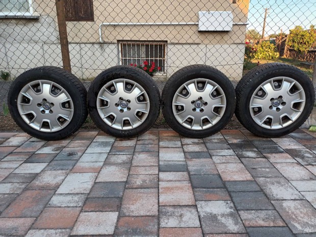 Volvo 16 colos, fmfelni tligumikkal Pirelli 215/55R16,