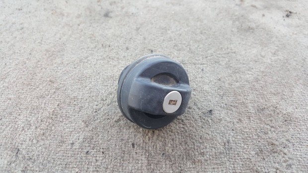 Volvo 30813540 S40 V40 zárható tanksapka kulcs nélkül