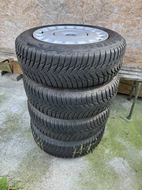Volvo 4 db acélfelni téli gumival, dísztárcsával 185/65 R15 88T