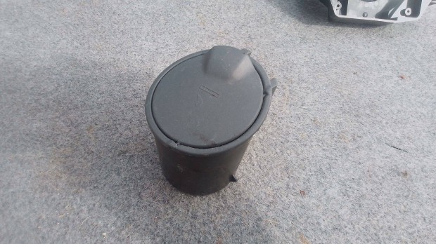 Volvo 8650464 S60 S80 V70 XC70 hamutartó ashtray