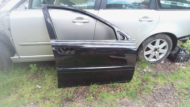 Volvo 8679661 S60 V70 XC70 fekete jobb első ajtó