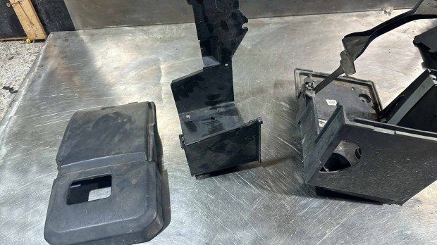 Volvo C30 akkumltor tart takar