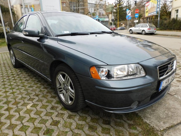 Volvo S60 2.4 D5 Momentum Geartronic Vezetett s...