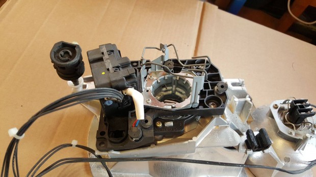 Volvo S60 S80 V70 XC70 xenonlámpa önszintezőmotor jobb oldali