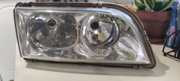 Volvo S 40 sedan lámpa és szélterelő.ülés huzat prémium