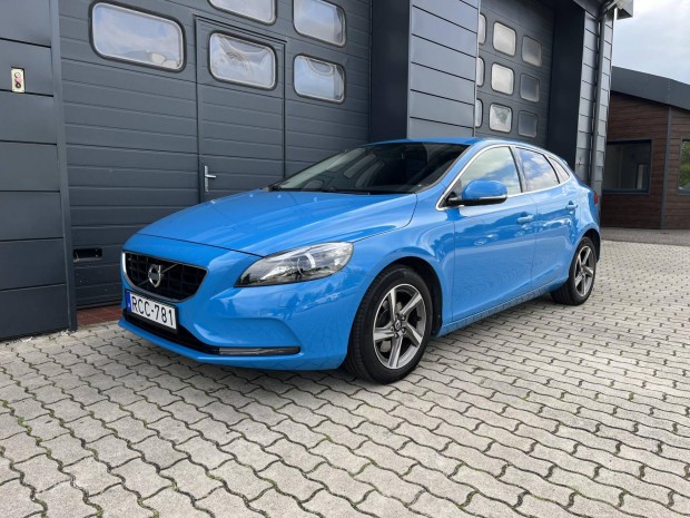 Volvo V40 1.6 T2 Momentum Szervizknyv / 96ekm...