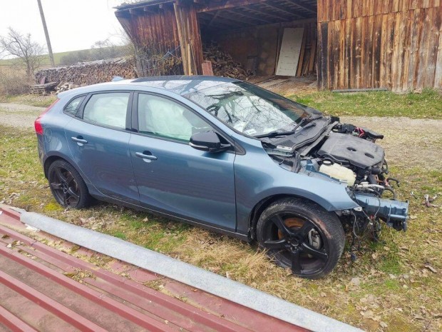 Volvo V40 2014 karosszria elemek 5 ajts