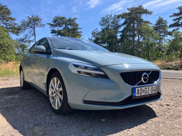 Volvo V40, Amazon BLUE színben, extra szövet-bőr belső